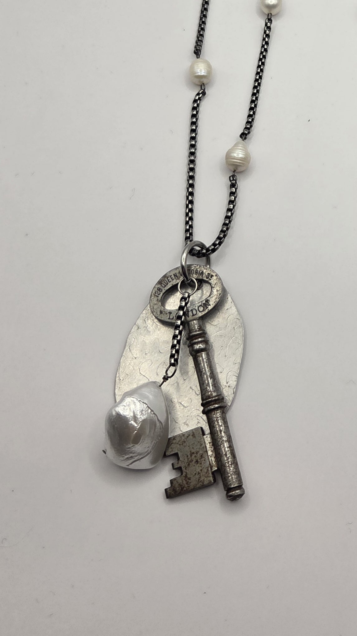Dogstar Kagi Necklace Pearl